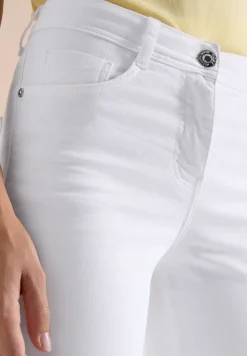 3/4 Slim Leg jeans in Slim Fit