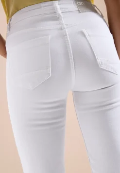 3/4 Slim Leg jeans in Slim Fit