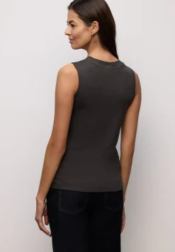 Basic top met geribbelde textuur