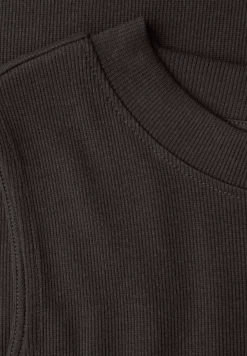 Basic top met geribbelde textuur