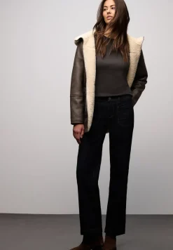 Basic top met geribbelde textuur