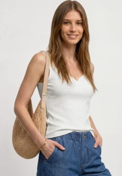 Basic top met hartvormige halslijn