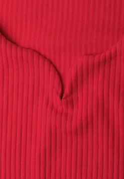 Basic top met hartvormige halslijn