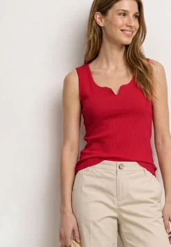 Basic top met hartvormige halslijn