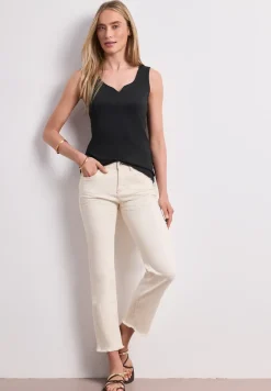 Basic top met hartvormige halslijn