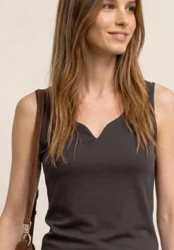 Basic top met hartvormige halslijn
