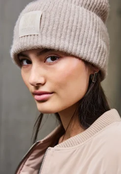 Beanie met badge
