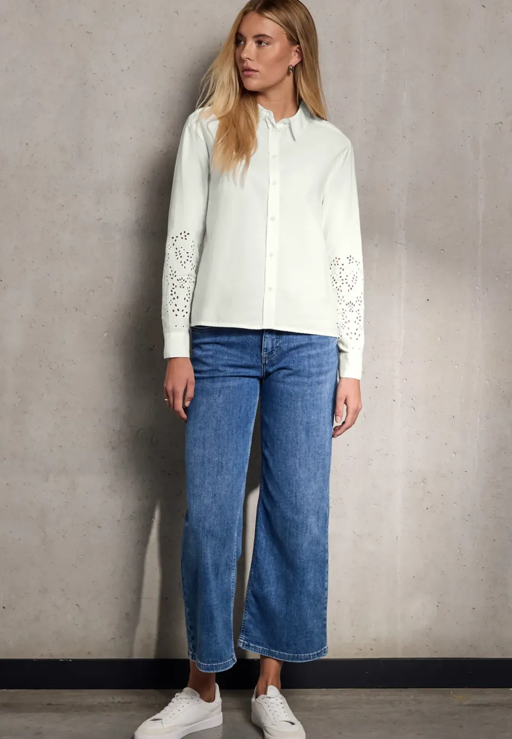 Blouse met geborduurde mouwen