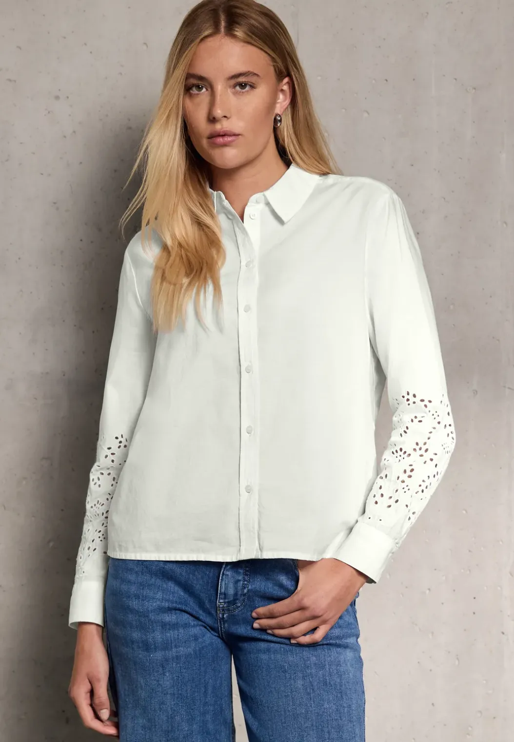 Blouse met geborduurde mouwen