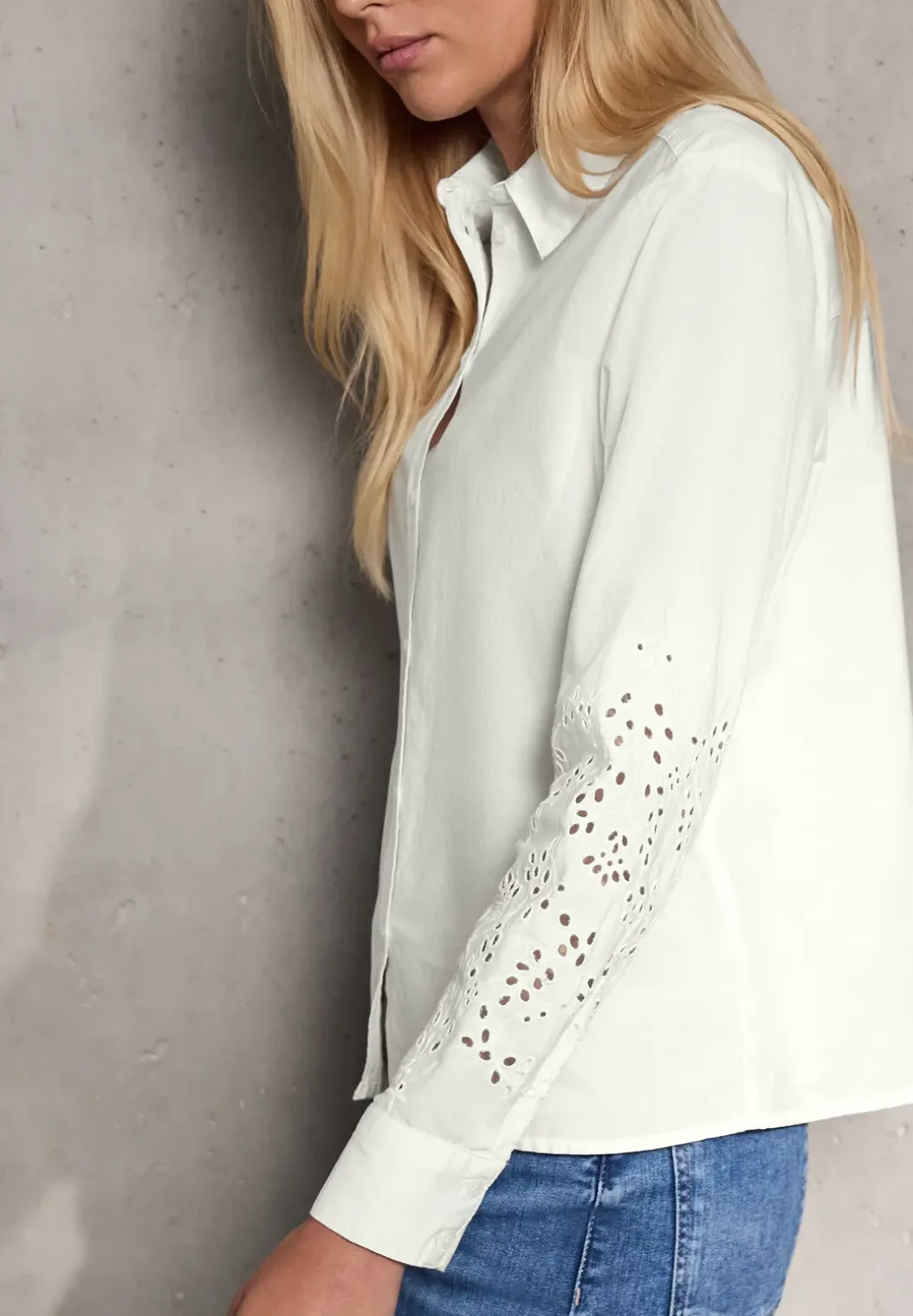 Blouse met geborduurde mouwen
