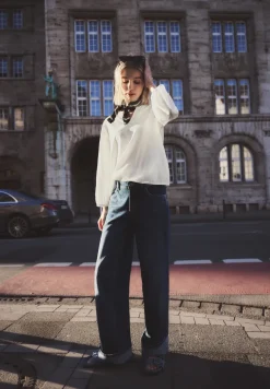 Blouse met gespleten hals en borduursel