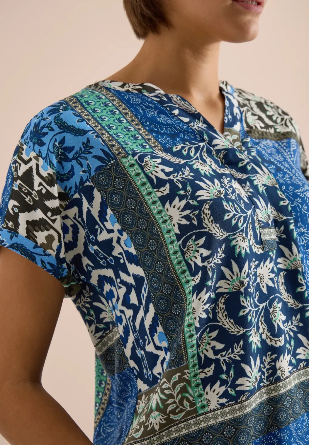 Blouse met korte mouwen en patchworkprint