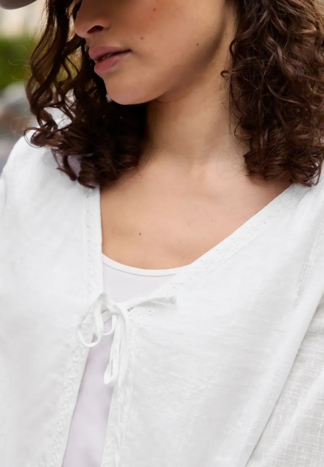 Blouse met lange mouwen, V-hals en strik