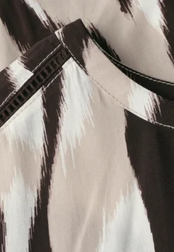Blouse met overhangende schouders en getapete details