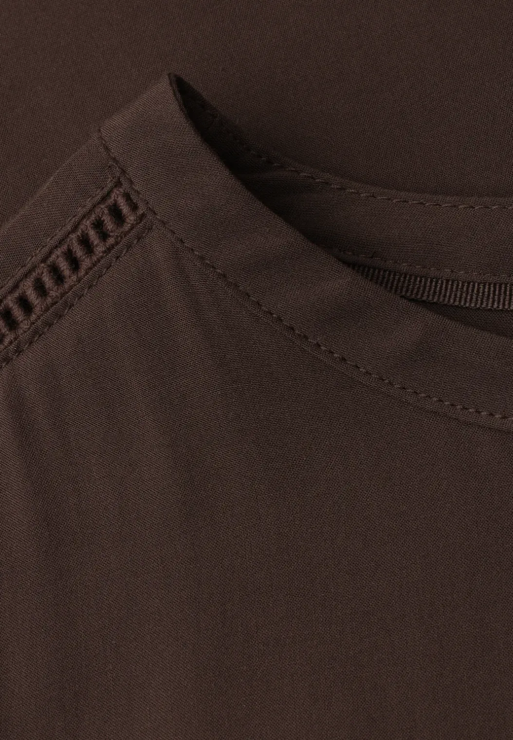 Blouse met overhangende schouders en getapete details