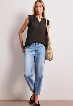 Blousetop met gespleten hals en shiffley-details