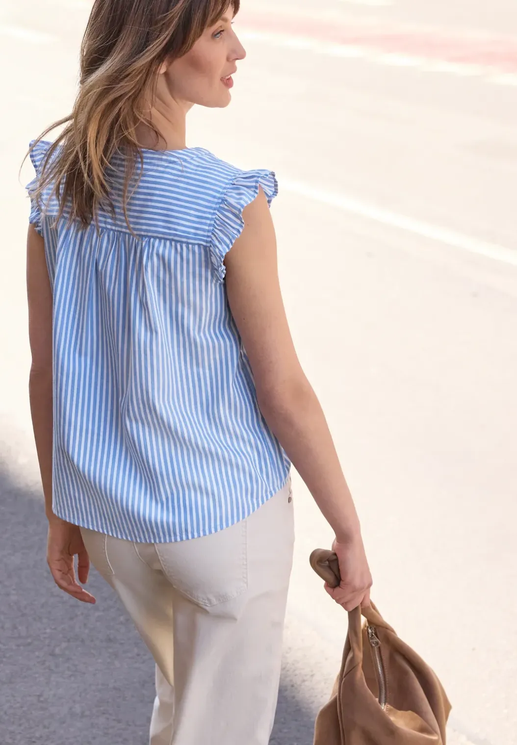 Blousetop met gespleten hals en volants