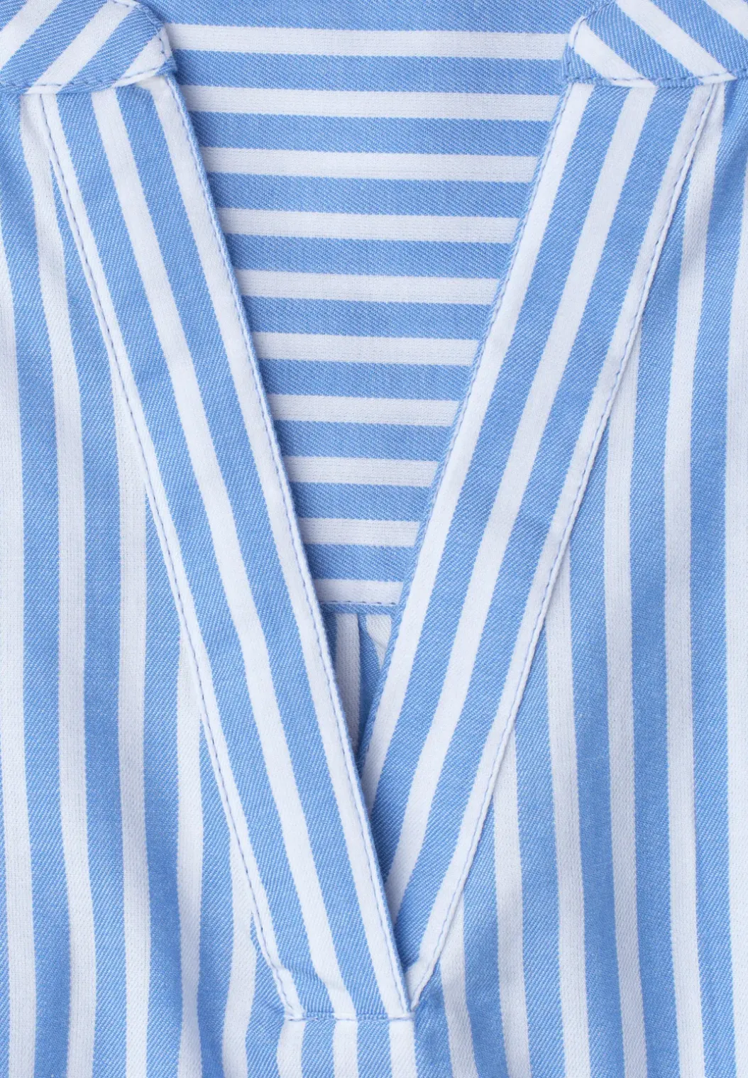 Blousetop met gespleten hals en volants