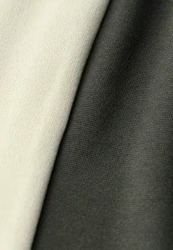 Broek met contrasterende strepen