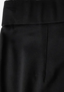 Broek met knoopdetails