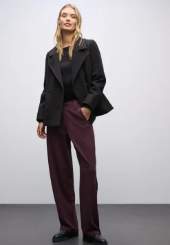 Broek met rechte pijpen en details