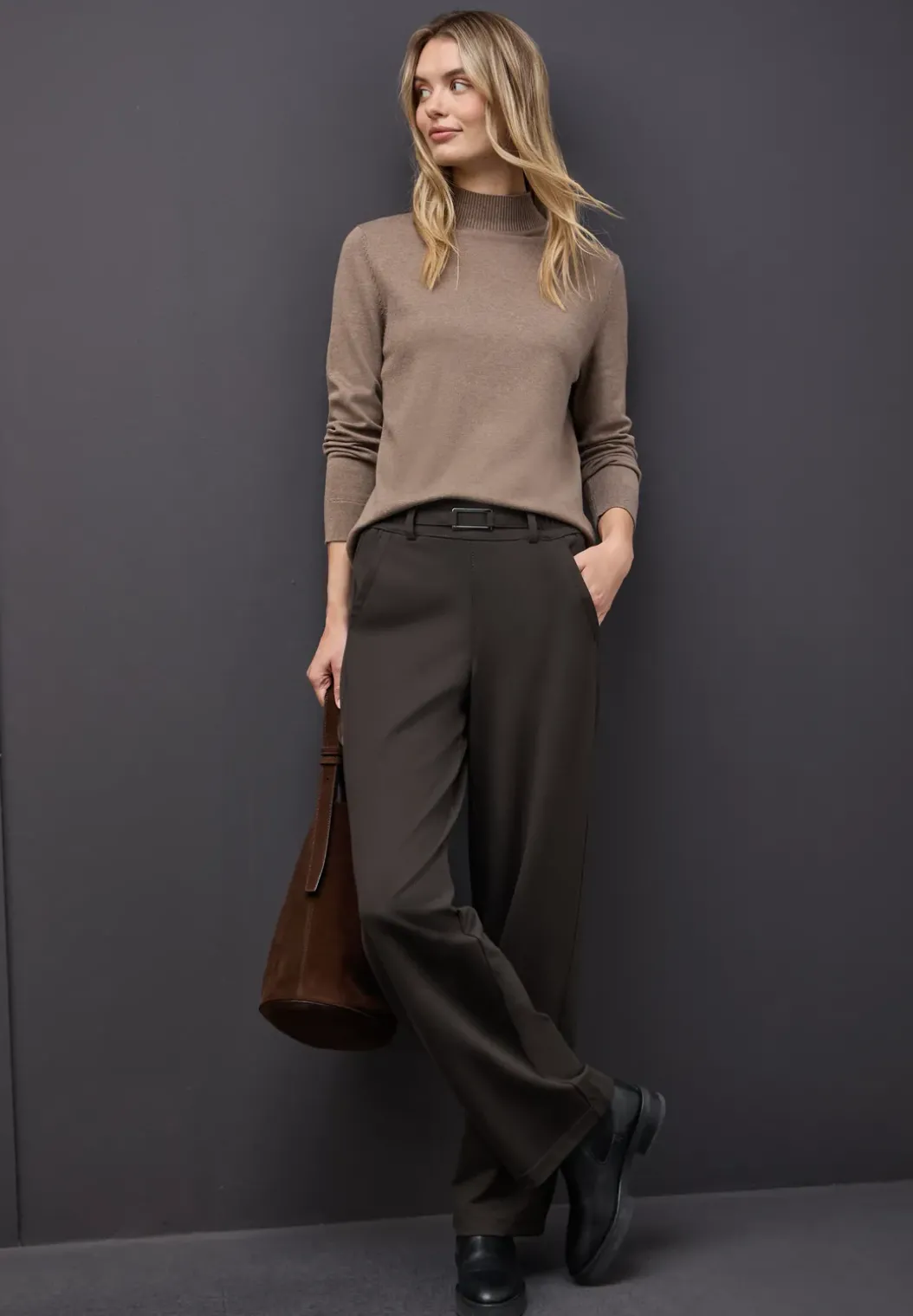 Broek met rechte pijpen en details
