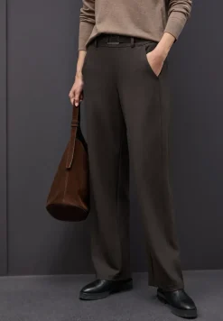 Broek met rechte pijpen en details