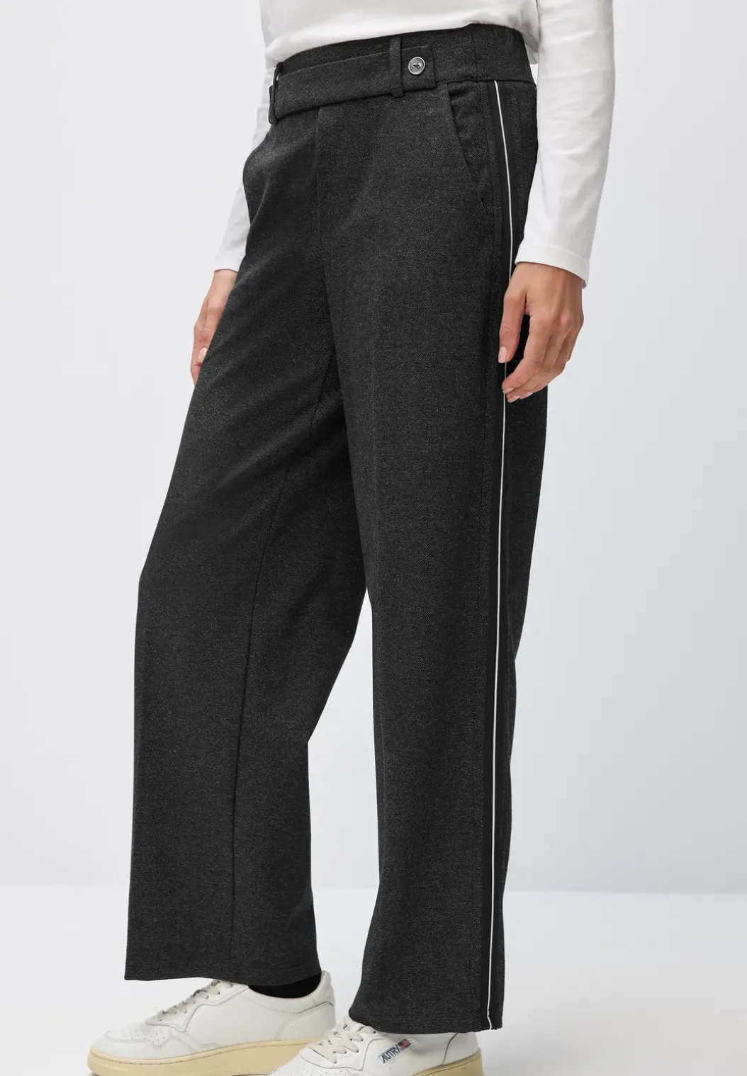 Broek met rechte pijpen en tape