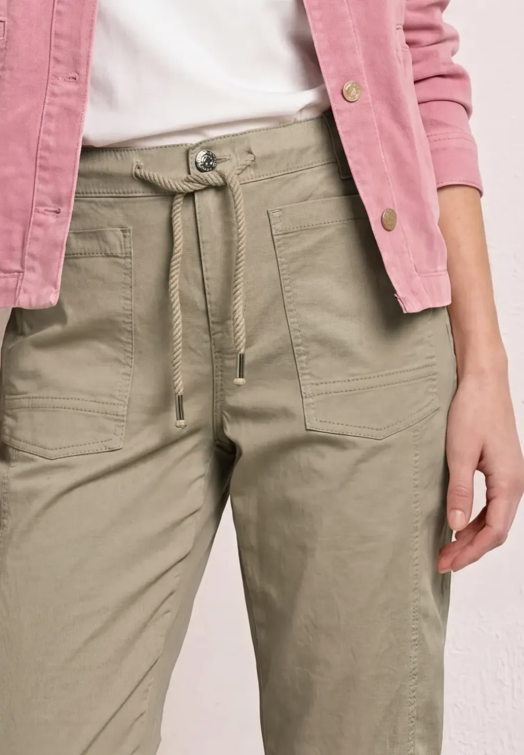 Broek met taps toelopende pijpen van keperstof