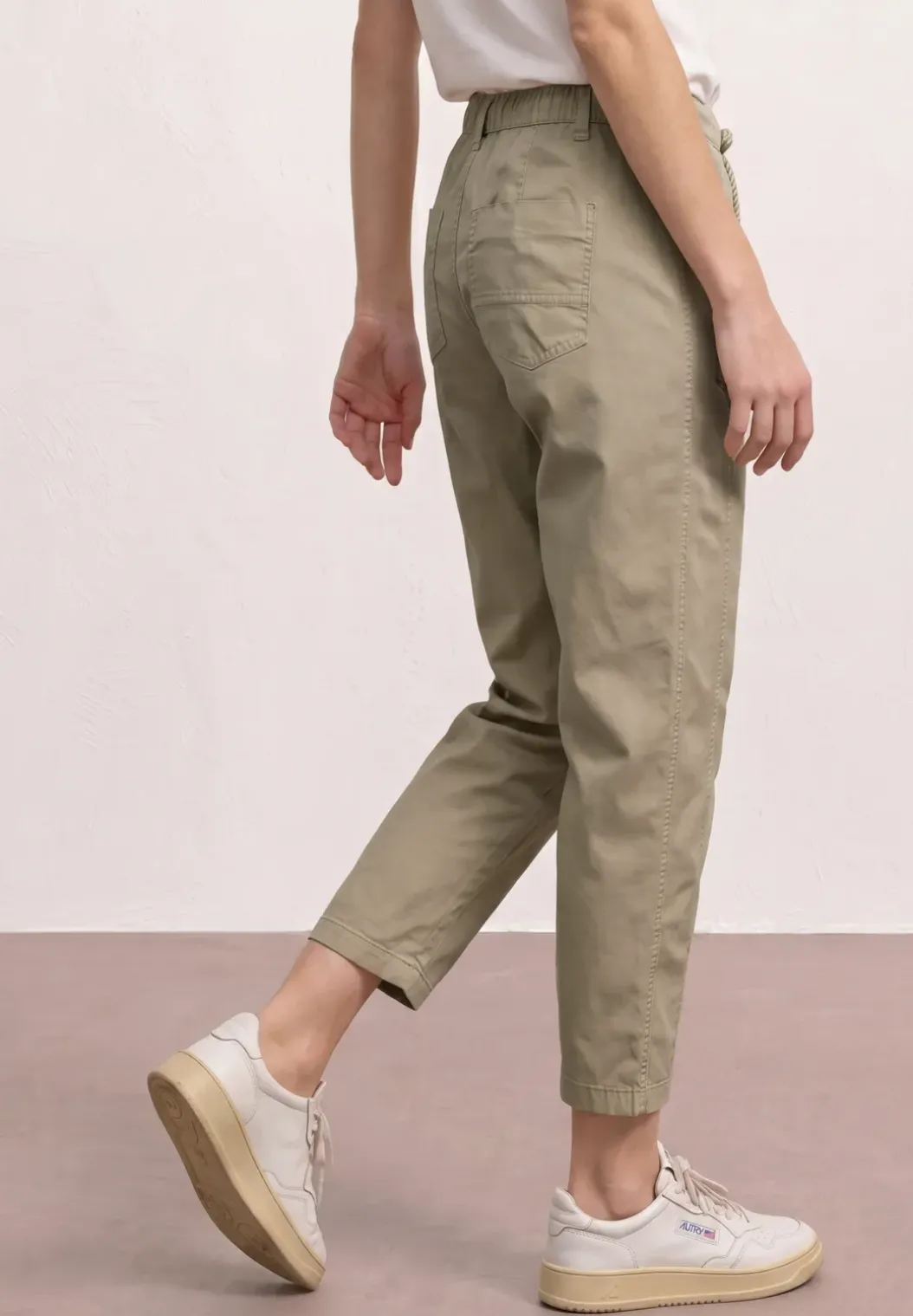 Broek met taps toelopende pijpen van keperstof