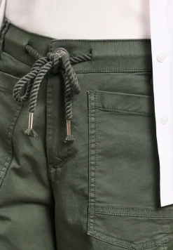Broek met taps toelopende pijpen van keperstof