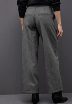Broek met wijde pijpen in visgraatmotief