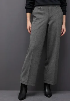 Broek met wijde pijpen in visgraatmotief