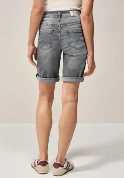 Casual fit denim shorts
