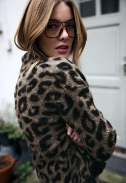 Fluffy leo vest