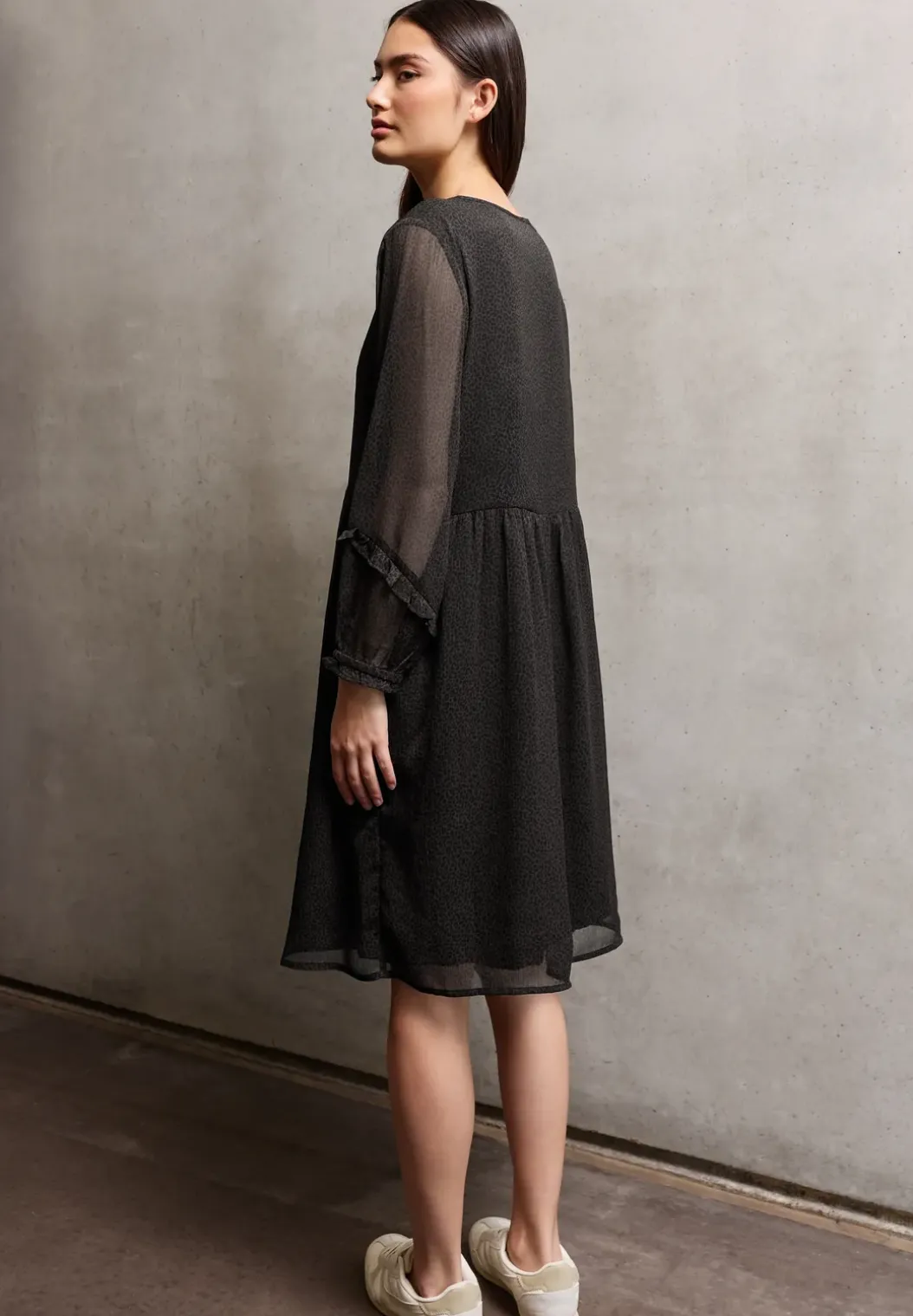 Gedessineerde chiffon jurk
