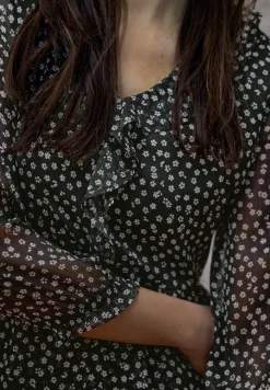 Gedessineerde chiffon jurk
