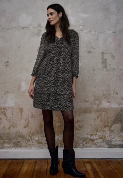 Gedessineerde chiffon jurk