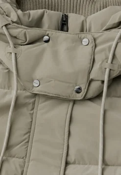 Gewatteerd jack met gebreide details