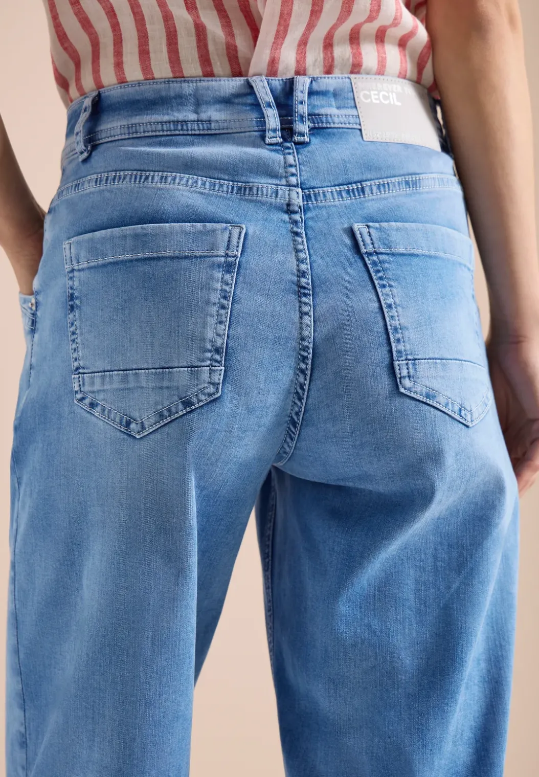 High Waist Barrel Leg Jeans in Loose Fit