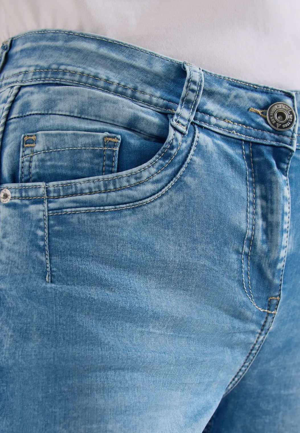 High Waist straight leg jeans in Slim Fit