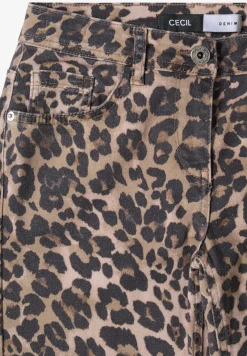 Jeans in leo look