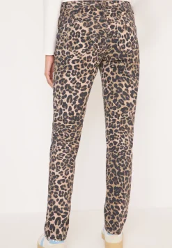 Jeans in leo look