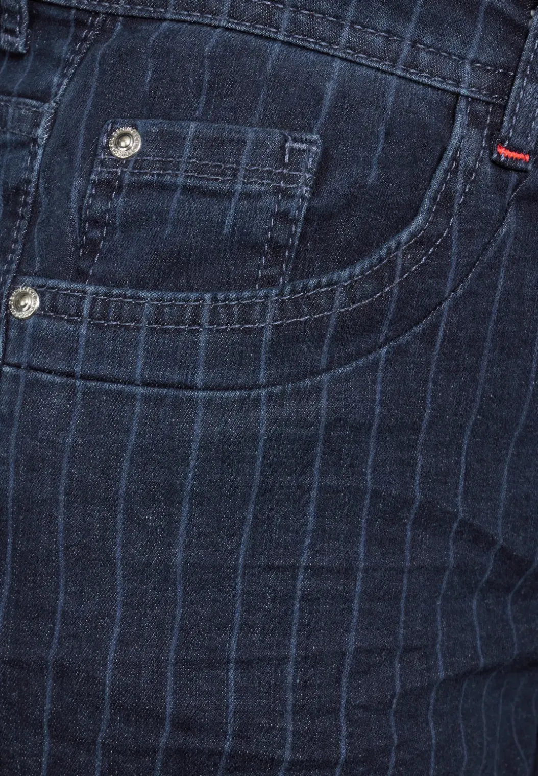 Jeans met krijtstreeplook