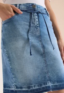 Knielange denim rok met riemdetail