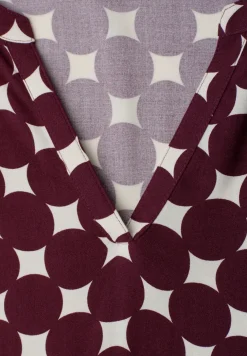 Knielange jurk met gespleten hals en print