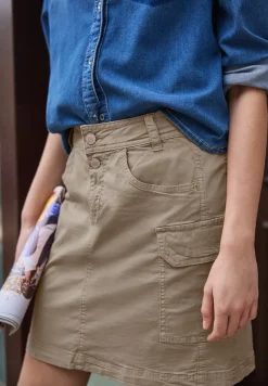 Knielange rok in cargolook