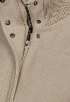 Korte jas met gebreide details