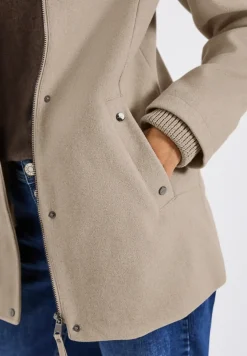 Korte jas met gebreide details