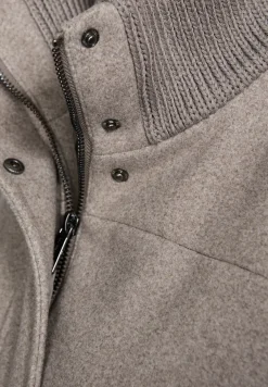 Korte jas met gebreide details